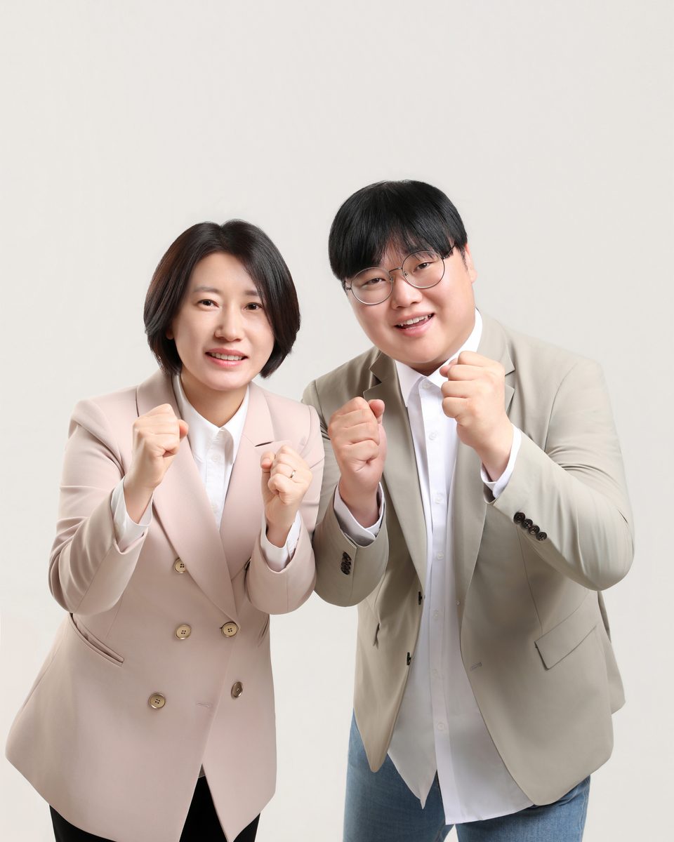 주먹을 쥐고 함께 선 지부장 후보 오수민과 사무처장 후보 김재일